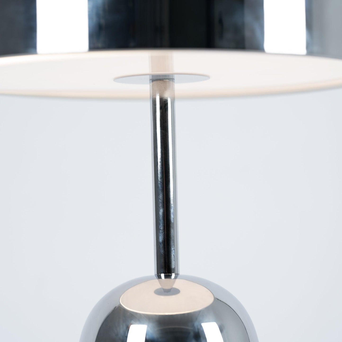 ChimeLamp™ – Elegante Tafellamp met Klokvormig Design