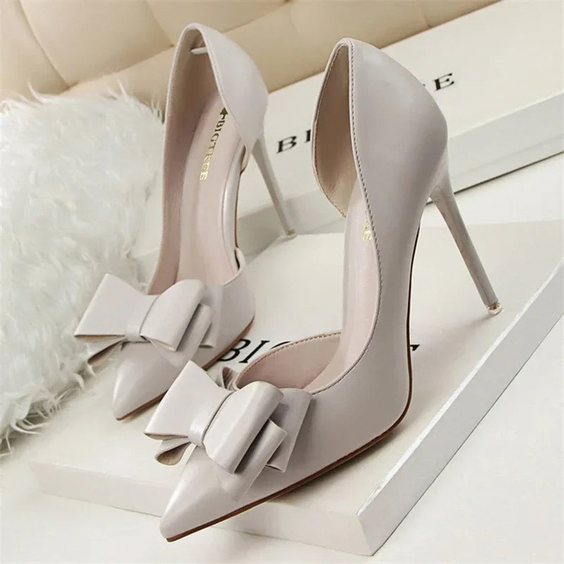 Elegante Pumps met Strik en Puntige Neus