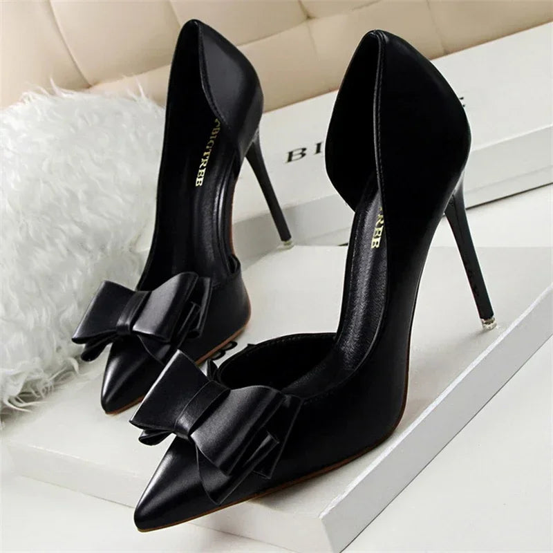 Elegante Pumps met Strik en Puntige Neus