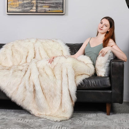 Arctic Elegance – Faux-Fur Dekentje