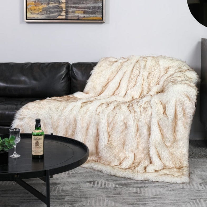 Arctic Elegance – Faux-Fur Dekentje